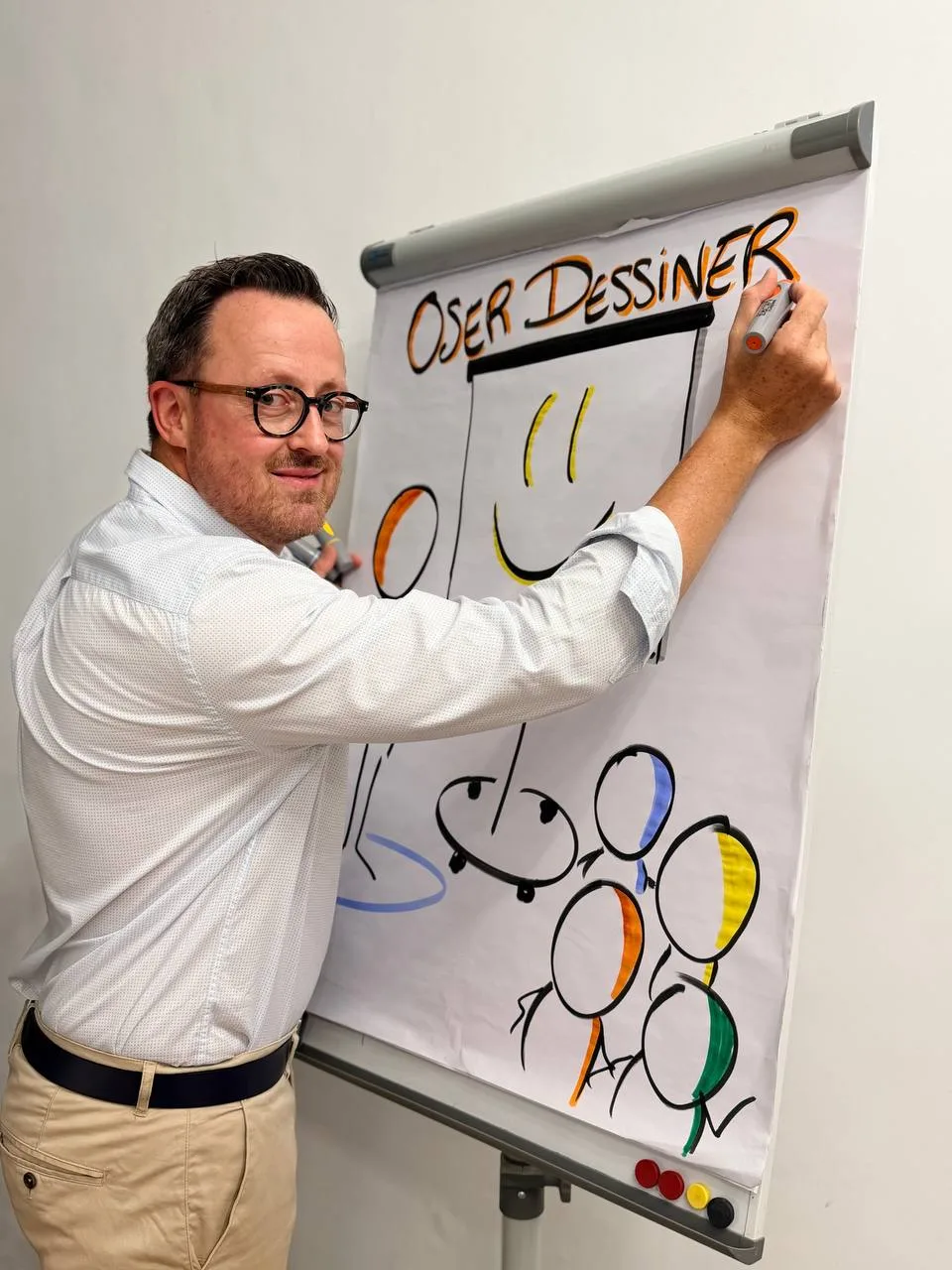 Alban Montreuil dessine au paperboard pendant un atelier